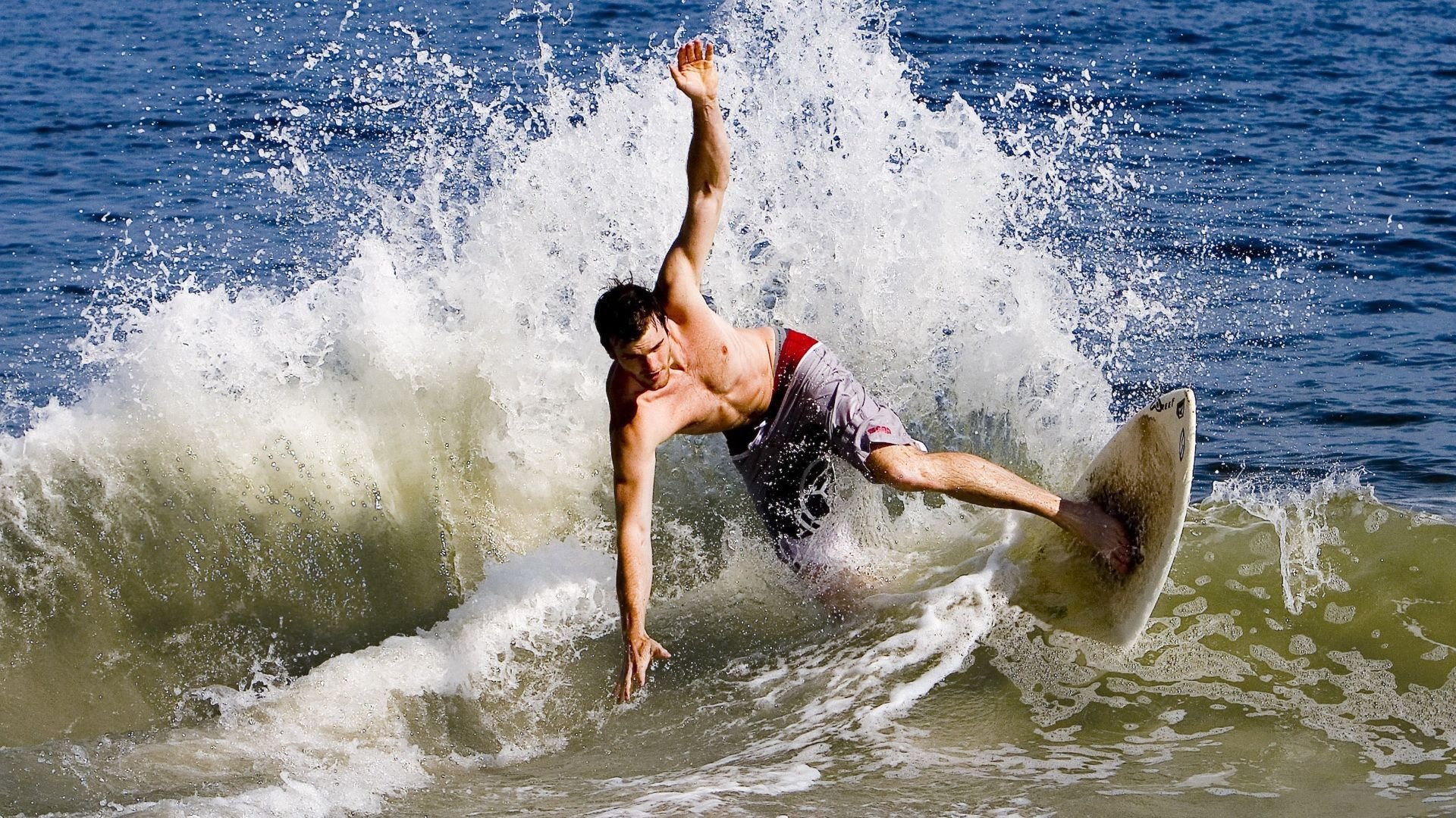 九游体育登录入口-排球赛场焦点！西班牙队对阵德国队，意外判罚引发热议，比赛氛围紧张